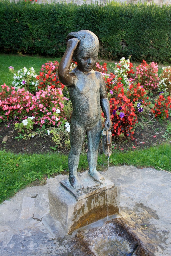 Foto: Estatua - Hostalets d´en Bas (La Vall d´en Bas) (Girona), España