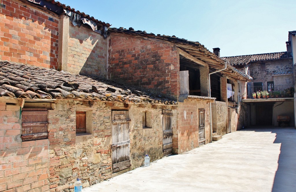 Foto: Vista del pueblo - Hostalets d´en Bas (La Vall d´en Bas) (Girona), España