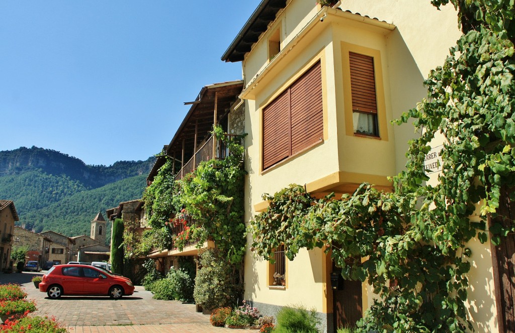 Foto: Vista del pueblo - Hostalets d´en Bas (La Vall d´en Bas) (Girona), España