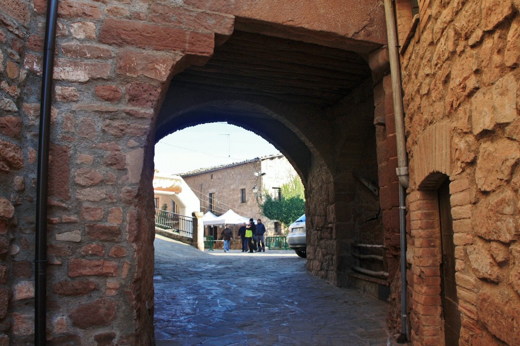 Foto: Puerta del recinto medieval - Rajadell (Barcelona), España