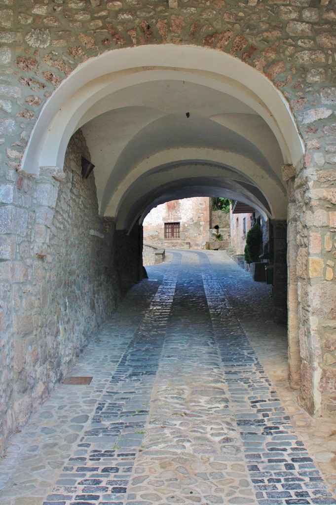 Foto: Puerta del recinto medieval - Sant Privat d´en Bas (La Vall d´en Bas) (Girona), España