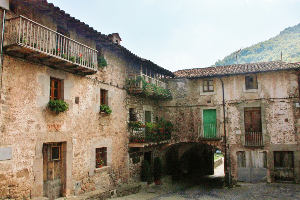 Foto: Recinto medieval - Sant Privat d´en Bas (La Vall d´en Bas) (Girona), España