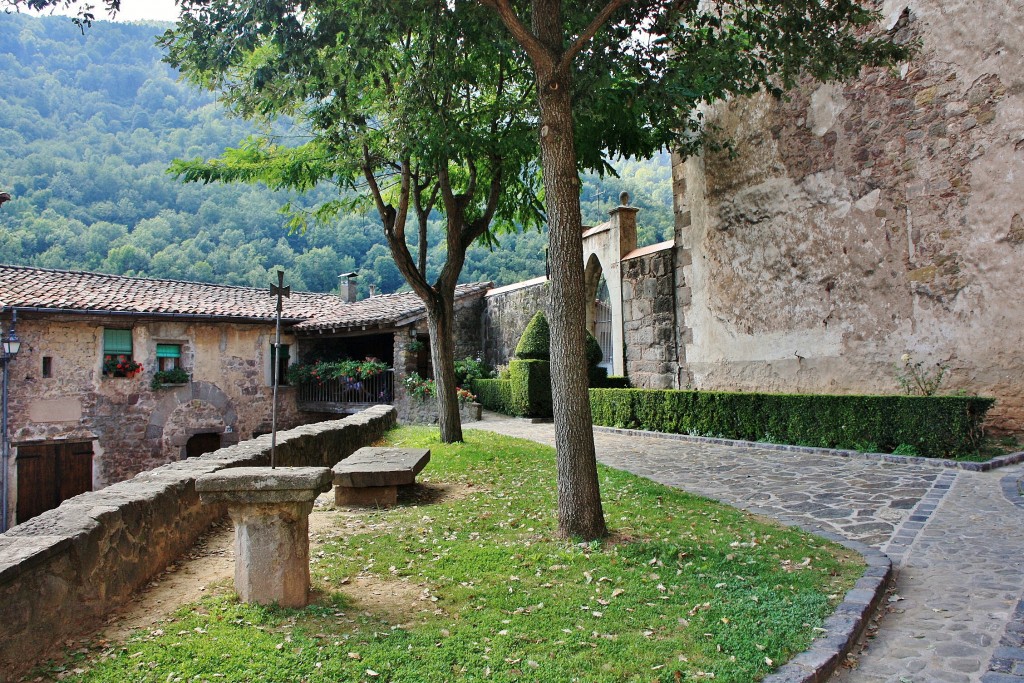Foto: Recinto medieval - Sant Privat d´en Bas (La Vall d´en Bas) (Girona), España