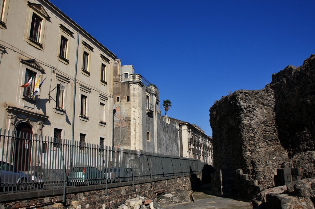 Foto: Edificios sobre el Teatro Romano - Catania (Sicily), Italia
