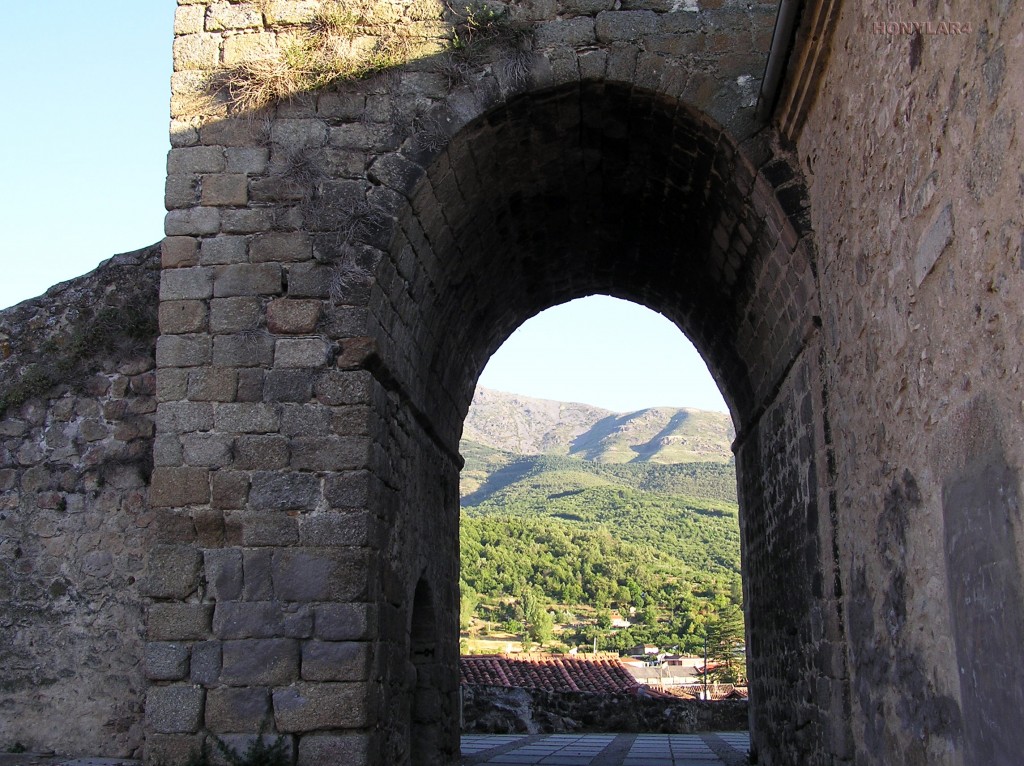 Foto: * IGLESIA CASTILLO DE SANTA MARIA DE AGUAS VIVAS - Hervas (Cáceres), España
