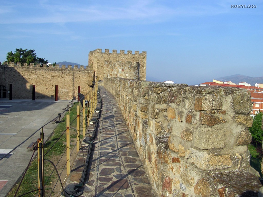 Foto: * MURALLAS Y TORRE LUCIA DEL SIGLO XIII - Plasencia (Cáceres), España