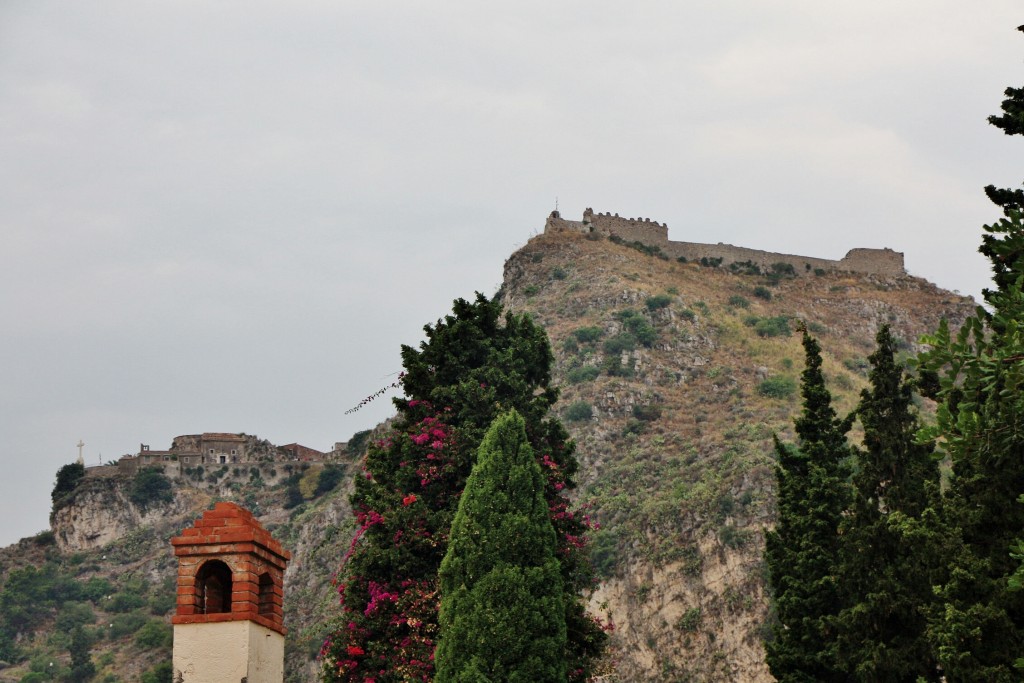 Foto: Castillo e iglesia - Taormina (Sicily), Italia