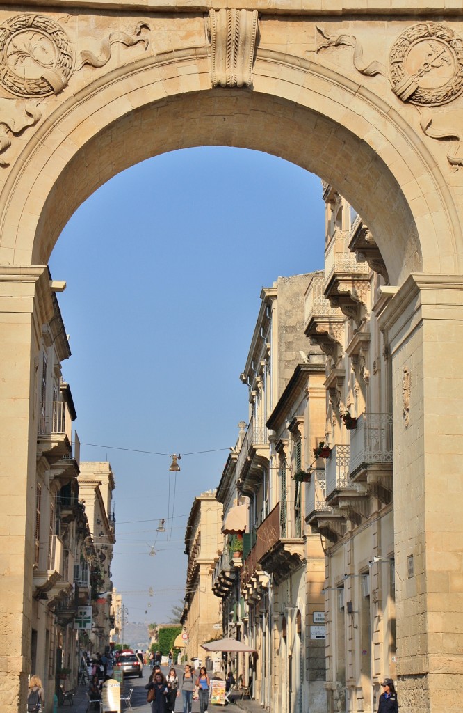 Foto: Puerta Real - Noto (Sicily), Italia