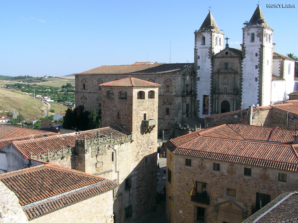 Foto: * CASA DE LOS GOLFINES DE ABAJO DEL SIGLO XV E IGLESIA DE SAN FRANCISCO JAVIER DEL SIGLO XVIII - Caceres (Cáceres), España