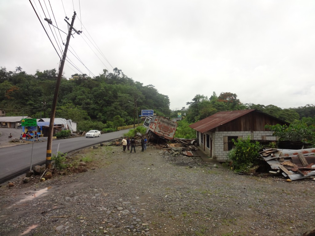 Foto: Vehículo fuera de vía - Shell (Pastaza), Ecuador