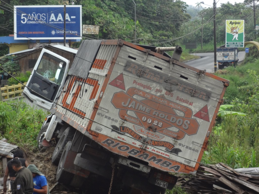 Foto: Vehículo fuera de vía - Shell (Pastaza), Ecuador