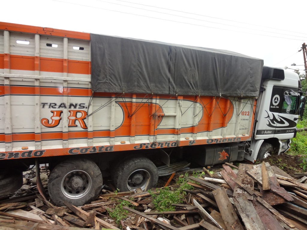 Foto: Vehículo fuera de vía - Shell (Pastaza), Ecuador
