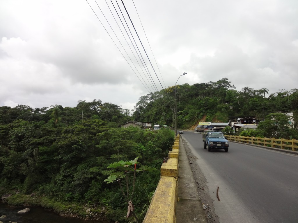 Foto: Tratando de sacar el vehículo - Shell (Pastaza), Ecuador