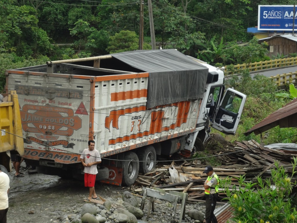 Foto: Vehículo fuera de la calzada - Shell (Pastaza), Ecuador