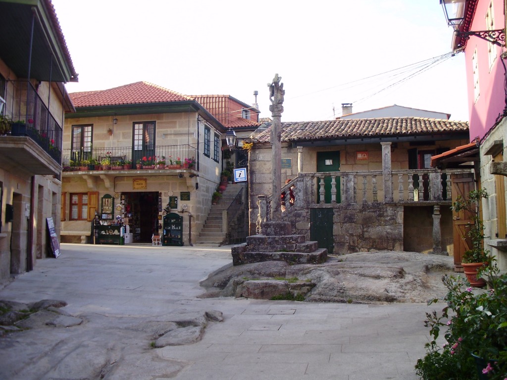 Foto: PLAZA Y CRUCERO - Combarro (Pontevedra), España