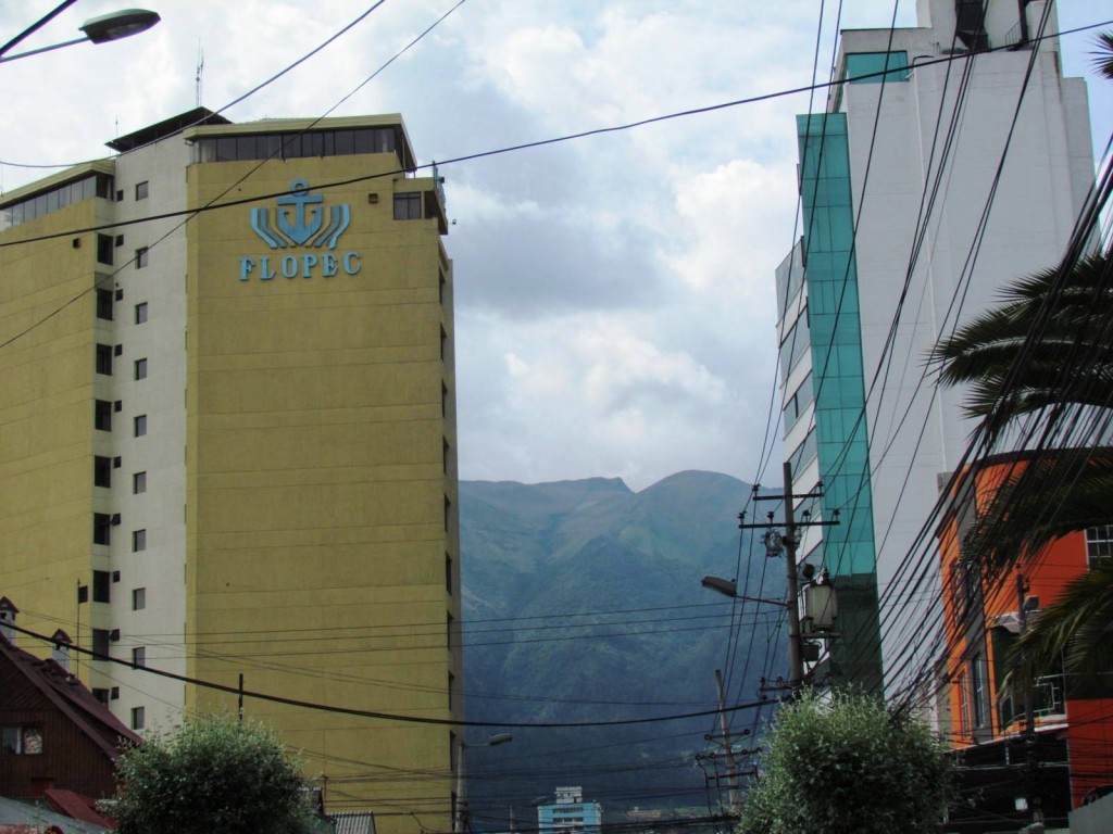 Foto: Rucu Pichincha entre los edificios - Quito (Pichincha), Ecuador