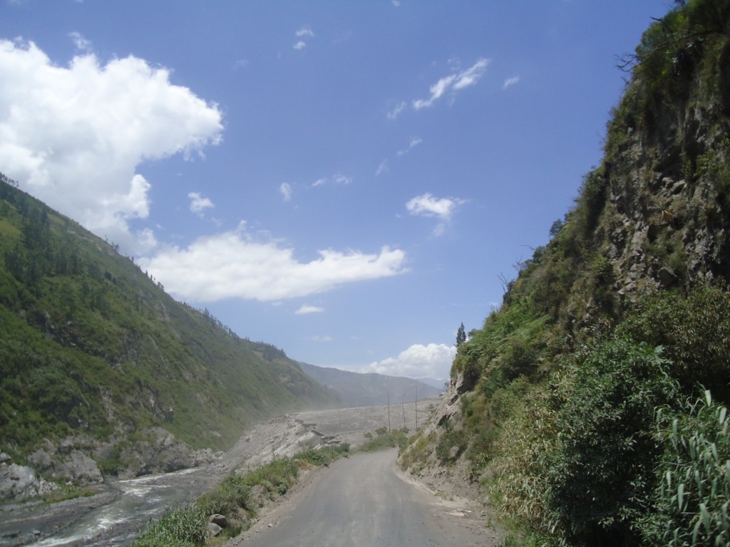 Foto: Carretera destruida y hoy rrasanteada. - Bilbao (Chimborazo), Ecuador