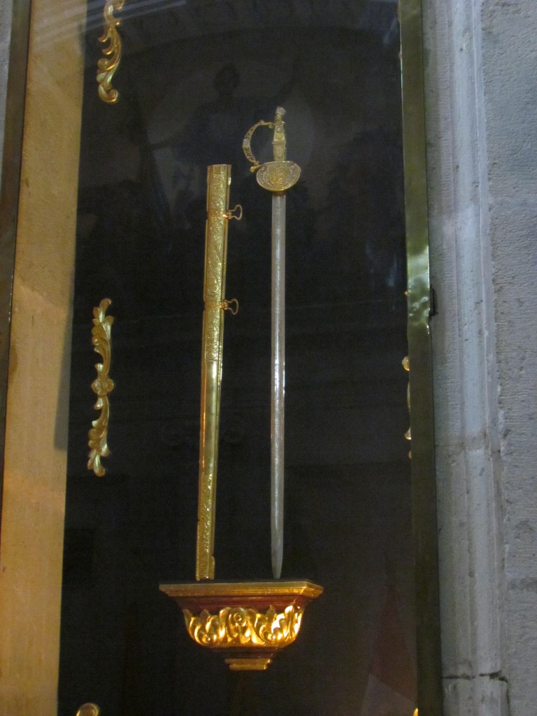 Foto: Catedral, espada de Simon Bolivar - Quito (Pichincha), Ecuador