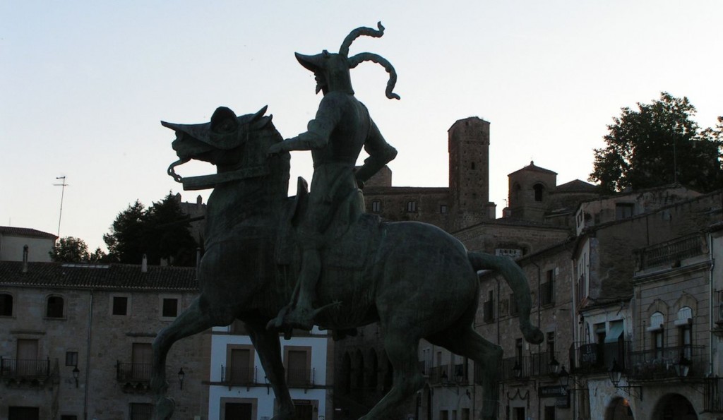 Foto: Estatua del conquistador del imperio inca a contraluz - Trujillo (Cáceres), España