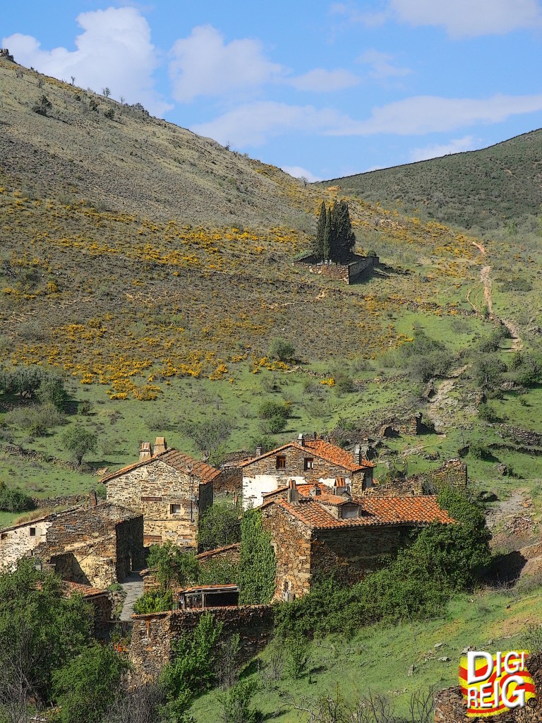 Foto: Pueblo y cementerio. - Patones de Arriba (Madrid), España