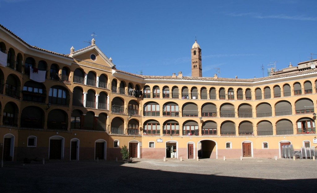 Foto: Plaza de Toros Vieja e iglesia Santa María Magdalena en el fondo - Tarazona (Zaragoza), España