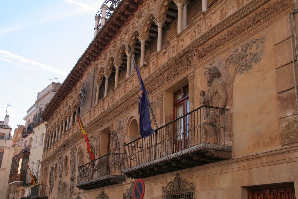 Foto: El Ayuntamiento y sus figuras alegóricas esculpidas - Tarazona (Zaragoza), España