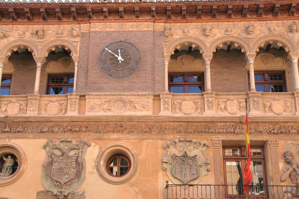 Foto: Frisos históricos y escudos en la fachada del Ayuntamiento - Tarazona (Zaragoza), España