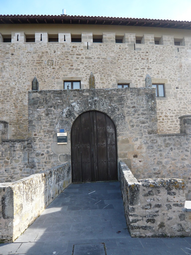 Foto: Acceso por  puente a la casa-torre Varona - Villanañe (Álava), España
