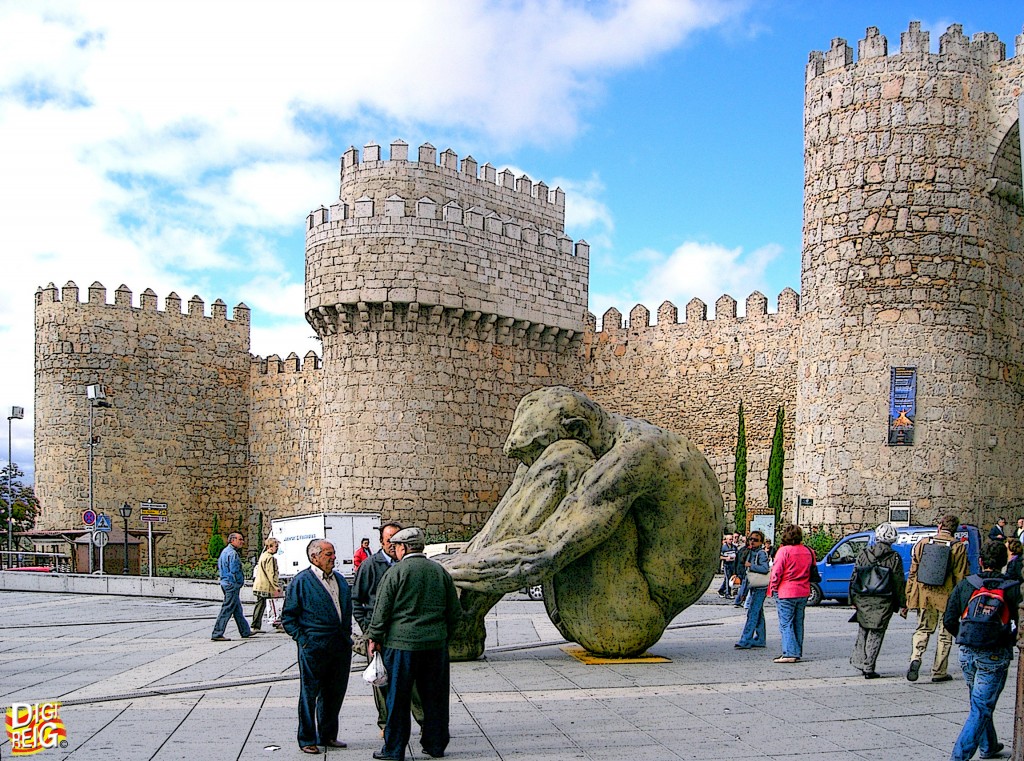 Foto: Escultura de Victor Ochoa junto a la muralla. - Ávila (Castilla y León), España