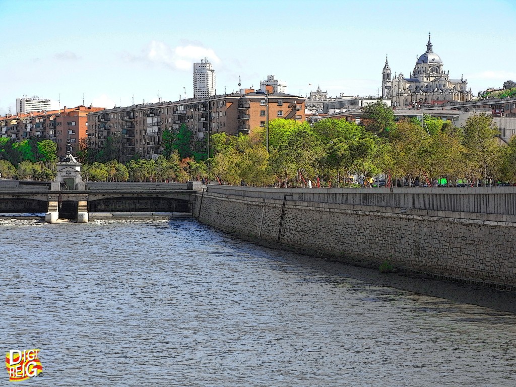 Foto: Catedral de la Almudena desde el rio Manzanares. - Madrid (Comunidad de Madrid), España