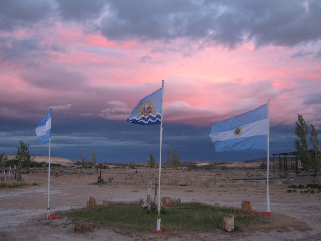 Foto: BANDERAS AL ATARDECER - Provincia de Santa Cruz. Patagonia Argentina (Santa Cruz), Argentina