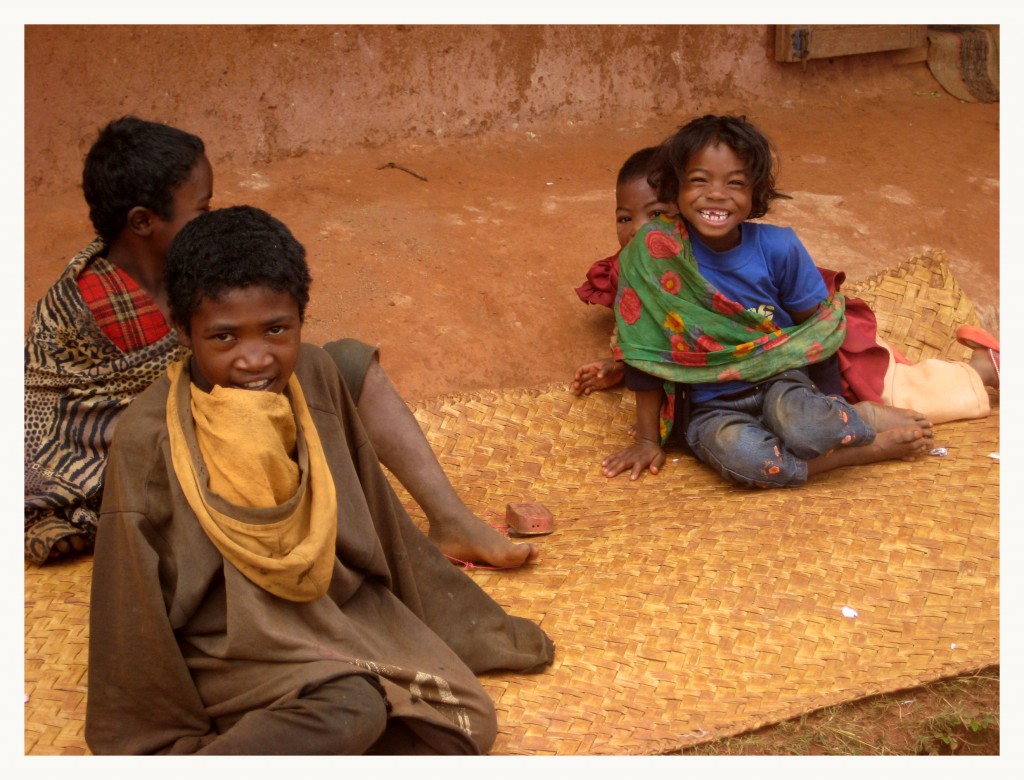 Foto: los  niños siempre sonrientes - Amblamanakana, Madagascar