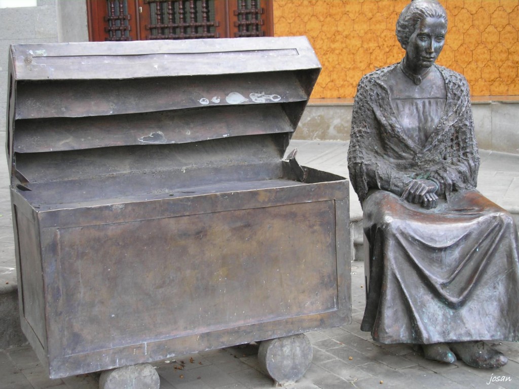 Foto: estatua a la turronera de moya - Moya (Las Palmas), España