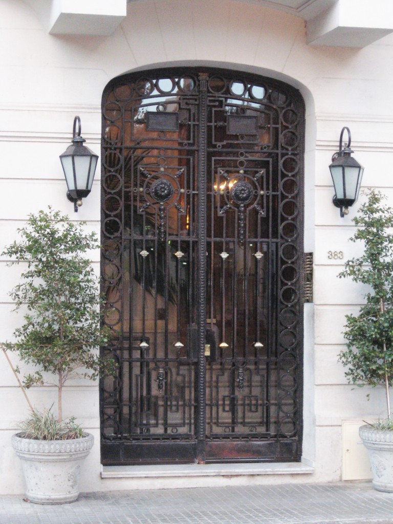 Foto: Puerta de un edificio - Ciudad Vieja (Montevideo), Uruguay