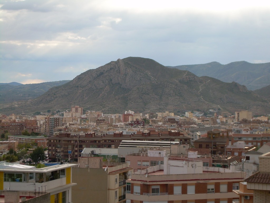 Foto: Al fondo el monte Bolon - Elda (Alicante), España