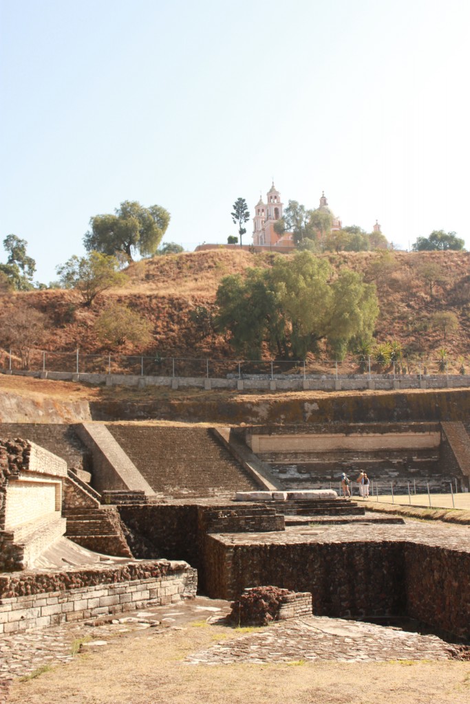 Foto: La Iglesia ante todo! - Cholula (Puebla), México