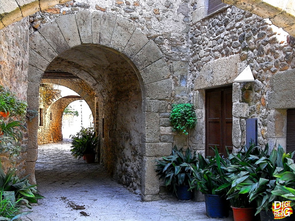 Foto: Rincones del pueblo. - Monells (Girona), España