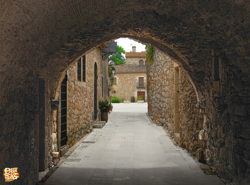 Foto: Calles del pueblo. - Peratallada (Girona), España