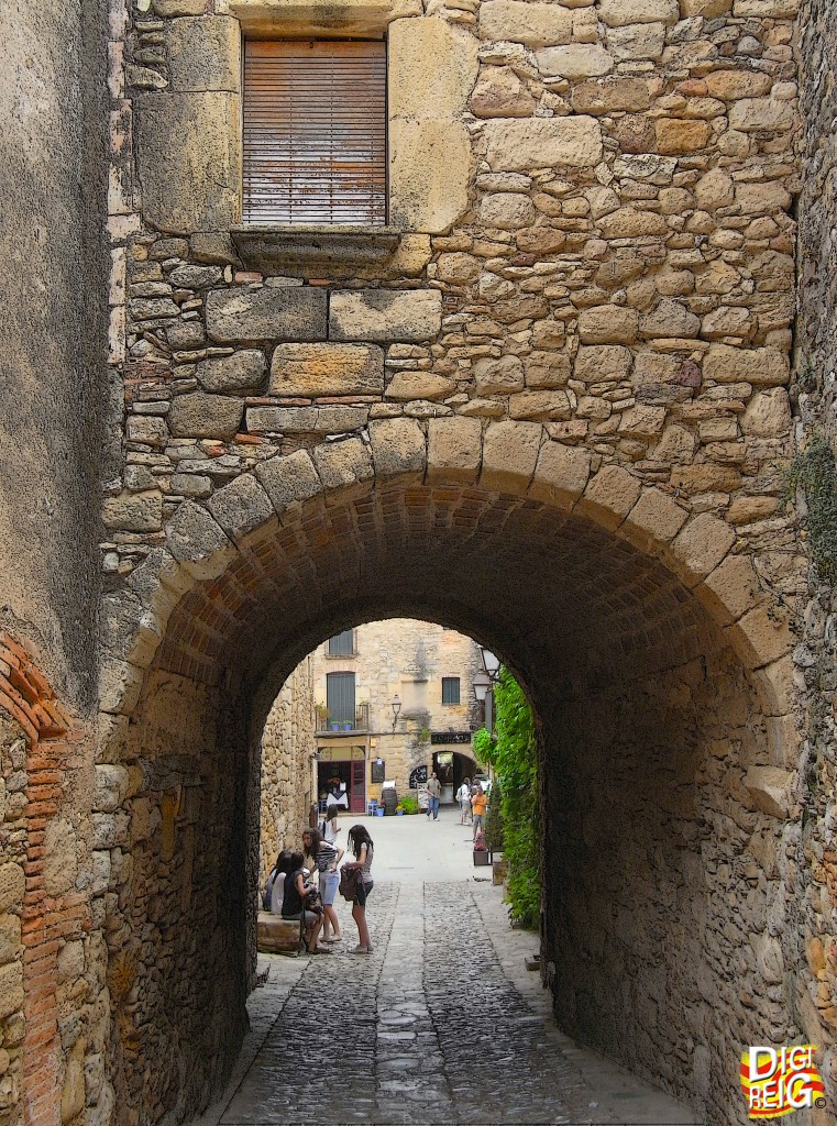 Foto: Calle bajo arcada. - Peratallada (Girona), España