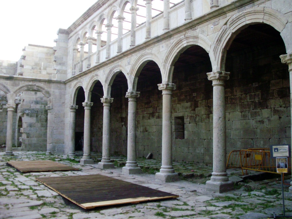 Foto: MONASTERIO EN RECONSTRUCCION - Melon (Pontevedra), España