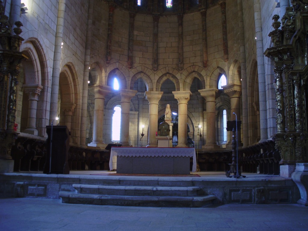 Foto: MONASTERIO DE OSERA.ALTAR MAYOR - Cea (Ourense), España