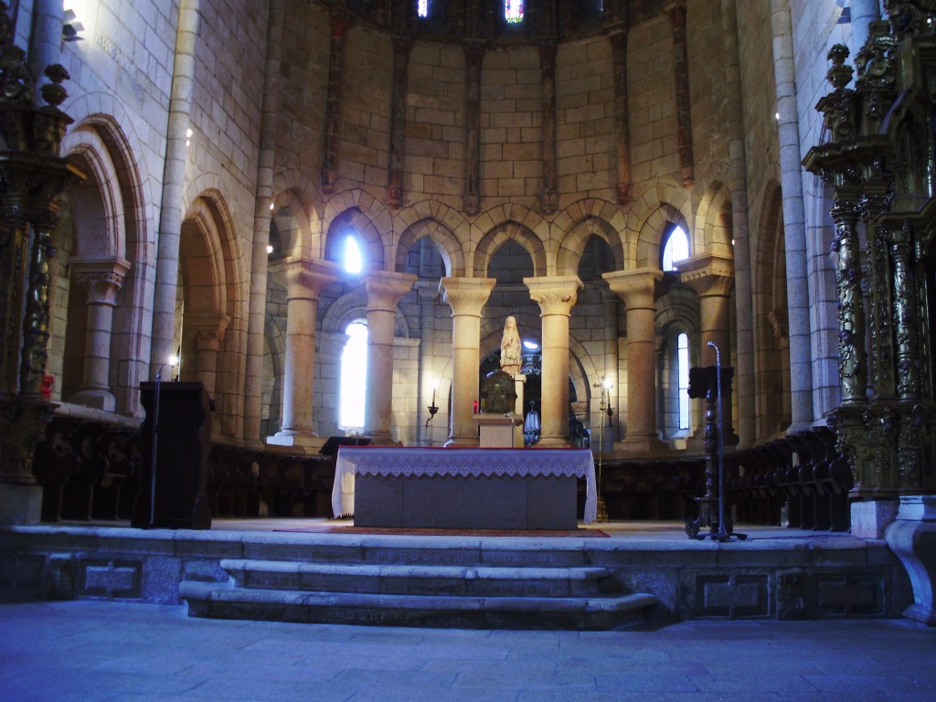 Foto: MONASTERIO DE OSERA.ALTAR MAYOR - Cea (Ourense), España