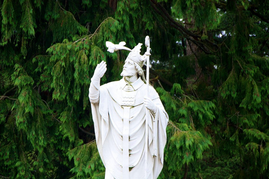 Foto: Estatua con paloma - Lourdes (Midi-Pyrénées), Francia
