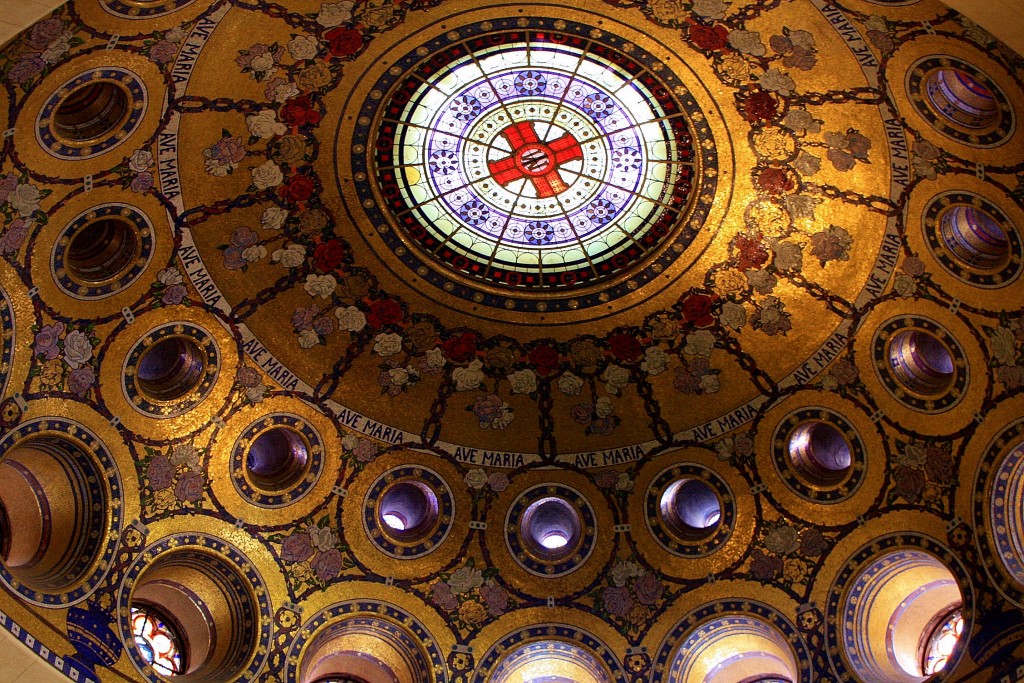 Foto: Interior de la basílica - Lourdes (Midi-Pyrénées), Francia