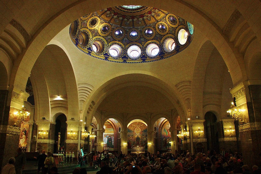 Foto: Interior de la basílica - Lourdes (Midi-Pyrénées), Francia
