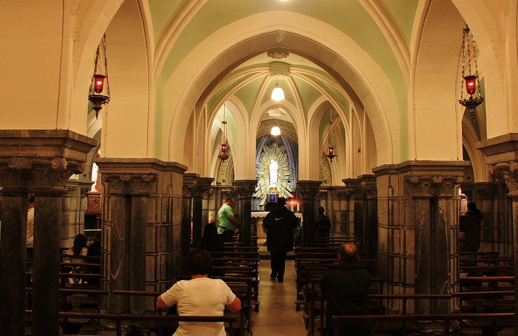 Foto: Cripta - Lourdes (Midi-Pyrénées), Francia