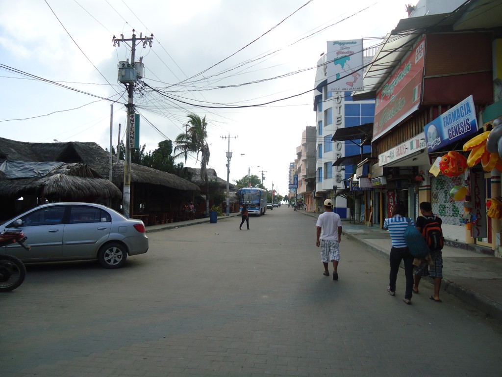 Foto: Calle del malecón - Atacames (Esmeraldas), Ecuador
