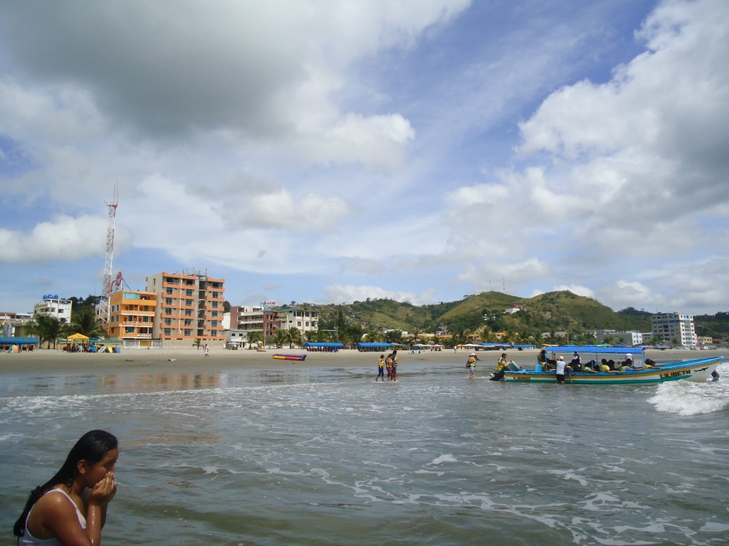 Foto: La palya vista desde la lancha. - Atacames (Esmeraldas), Ecuador