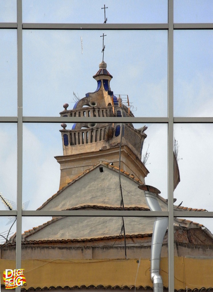 Foto: Reflejo de la torre de la iglesia. - Náquera (València), España