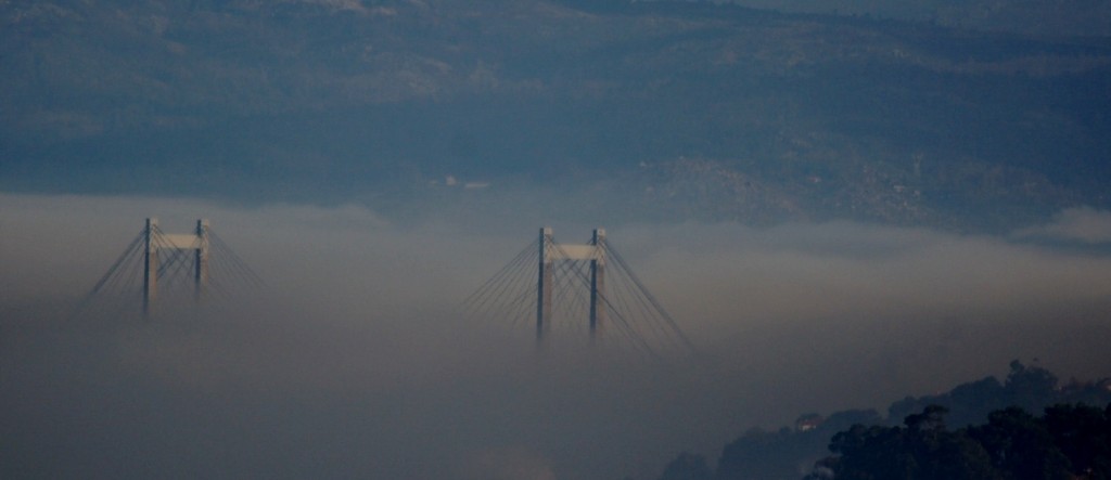 Foto: Niebla sobre el puente - Redondela (Pontevedra), España
